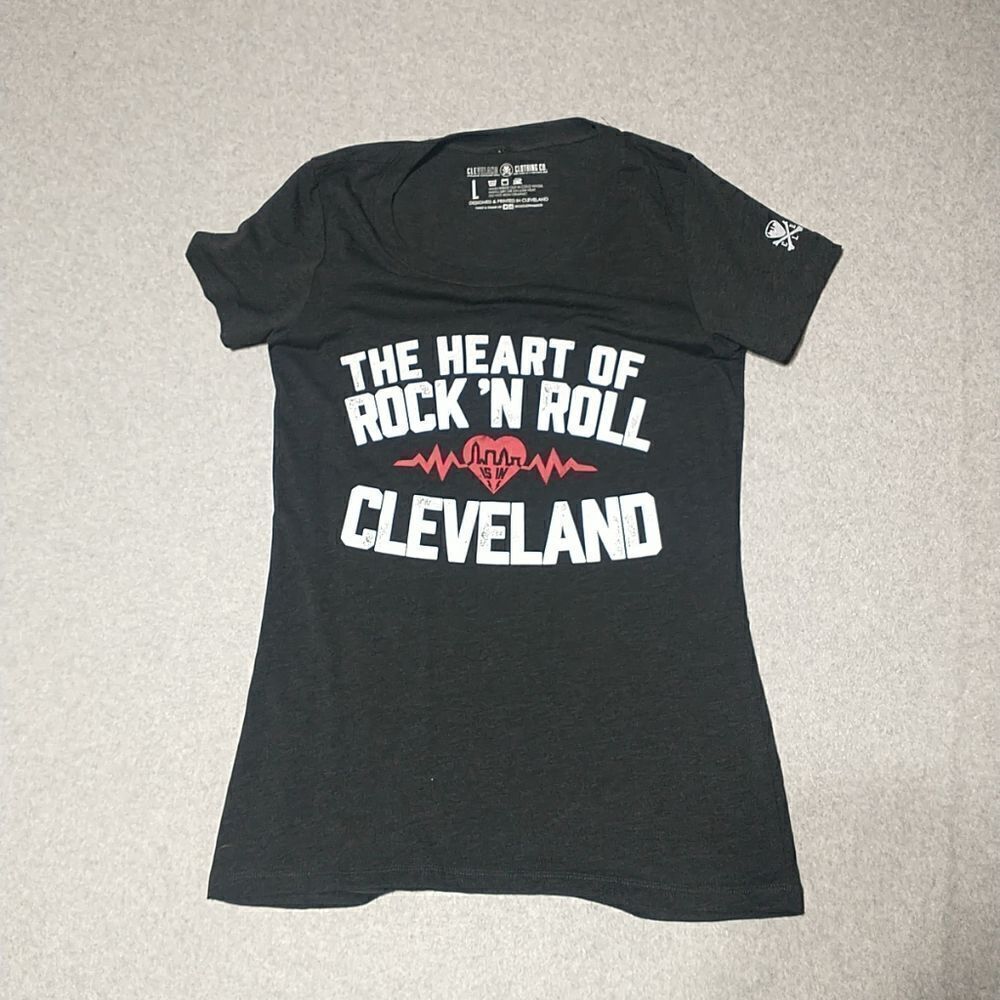 Cleveland Tshirt Rock And Roll. Condition is Pre-owned.